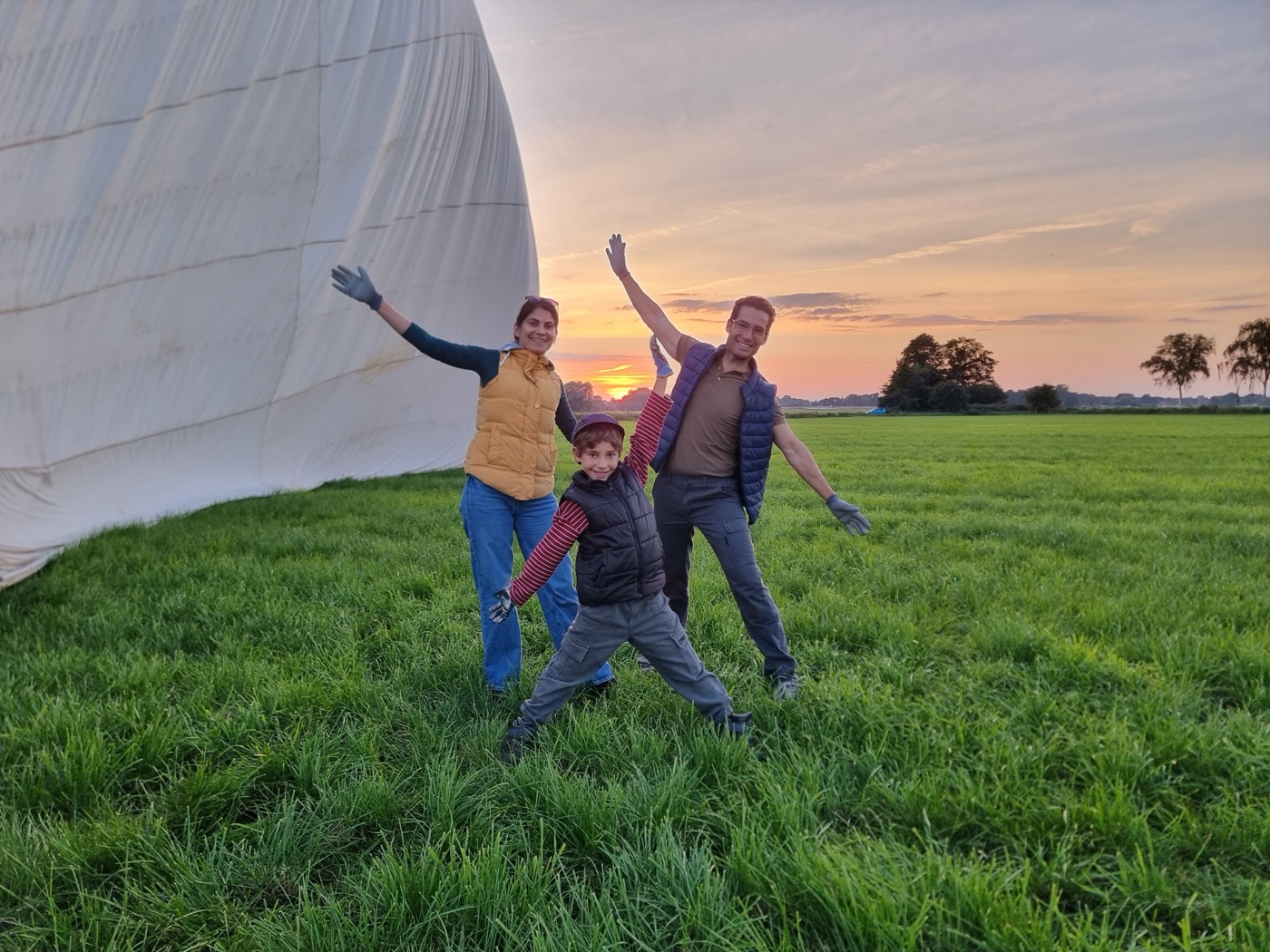 Familie bei Sonnenuntergang am Ballon