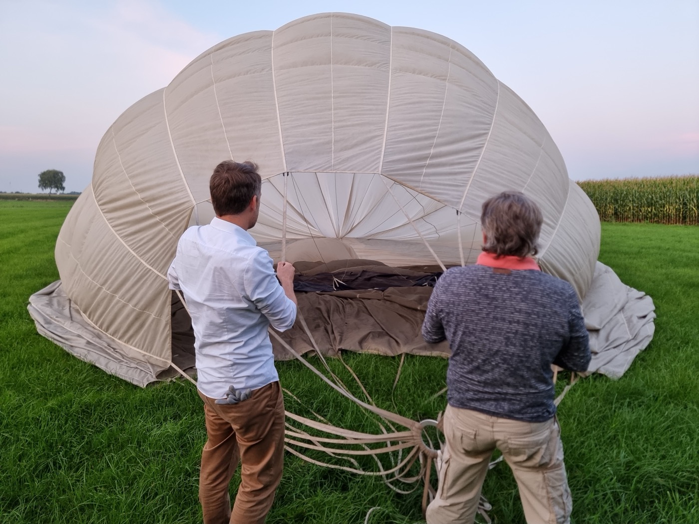 Ballonaufbau im Abendlicht