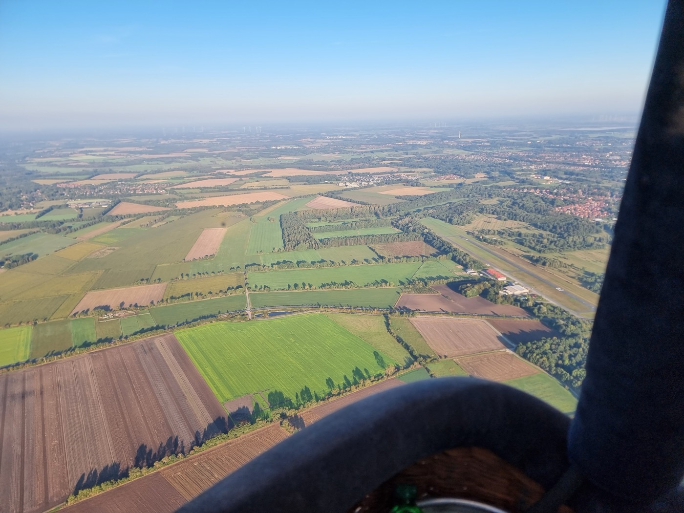 Blick aus dem Korb über die Landschaft